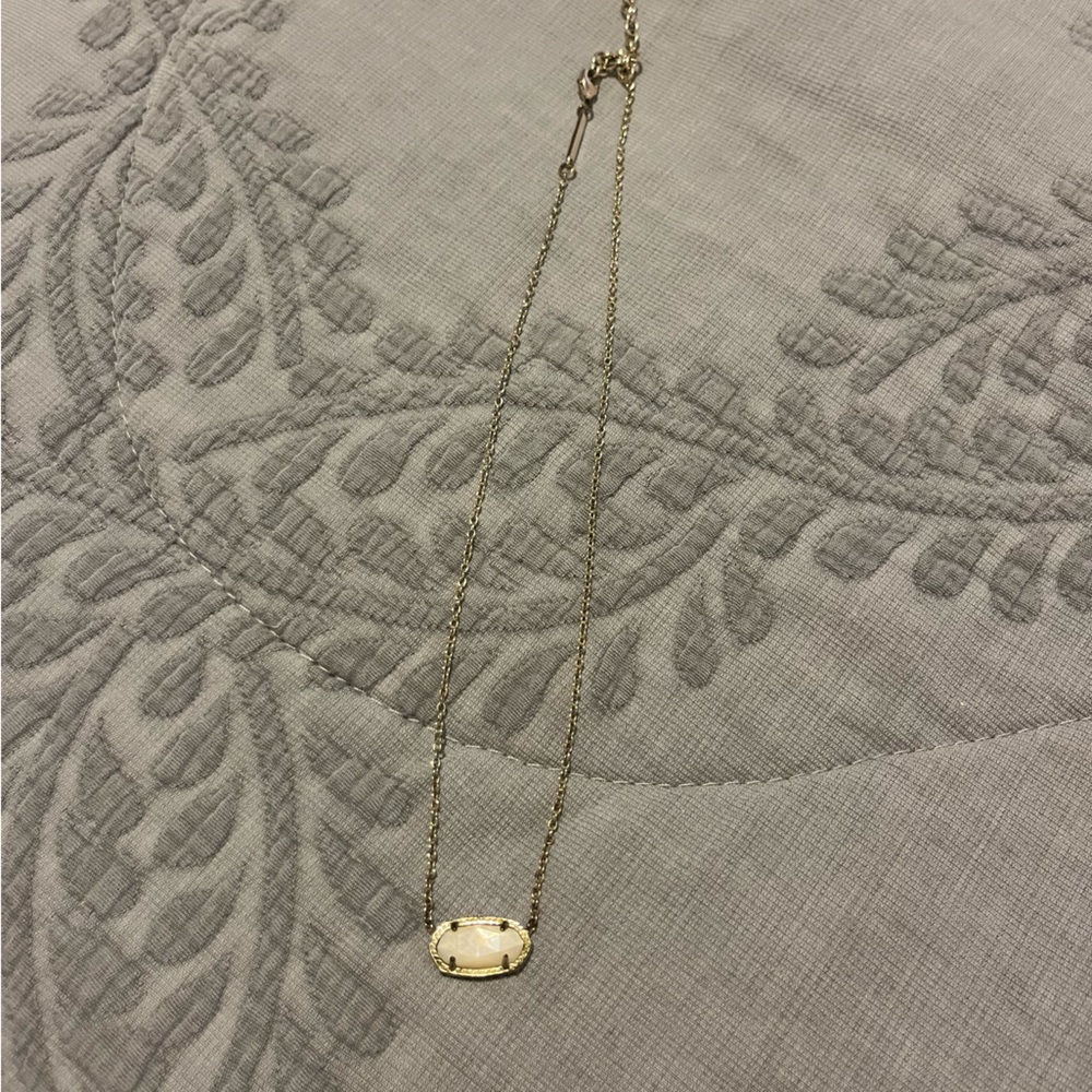 Elisa Pendant Necklace in Ivory Pearl